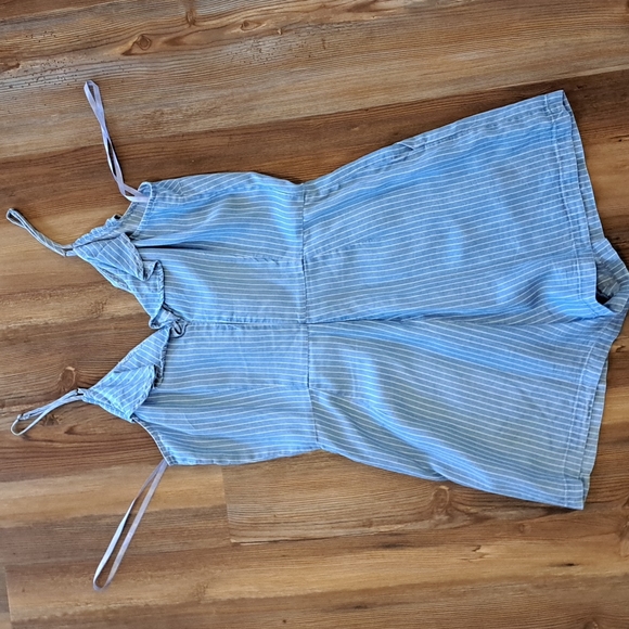 Gently worn 1250°C adorable short rompers in crisp blue/white pinstripe. Sz s - Picture 4 of 8